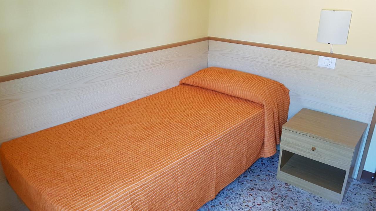 Albergo Meublè Olivi Toscolano-Maderno Exterior foto